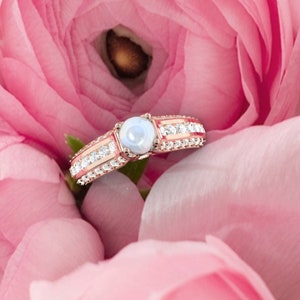 Anneau de pierre de lune. Bague de fiançailles. Bague diamant et pierre de lune. Disponible en or 14K, 18K jaune, blanc et rose également en platine.