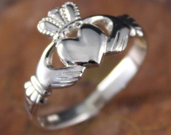 Bague Claddagh, bague Claddagh pour femme faite à la main à Dublin, en Irlande. Disponible en argent sterling fin, 10 carats, 14 carats ou platine.