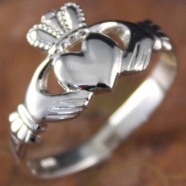 Claddagh ring, ladies claddagh ring handmade in Dublin, Ireland. Available in fine sterling silver, 10K,  14K or Platinum.