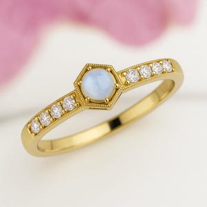 Bague pierre de lune. Bague de fiançailles en pierre de lune. Bague diamant et pierre de lune. bague en diamant d&#39;inspiration vintage. 14 carats, 18 carats, platine.