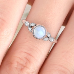 Anneau de pierre de lune. Bague pierre de lune et diamants. Bague de fiançailles en pierre de lune avec de fins détails de grain de moulin. 14K, 18K ou platine.