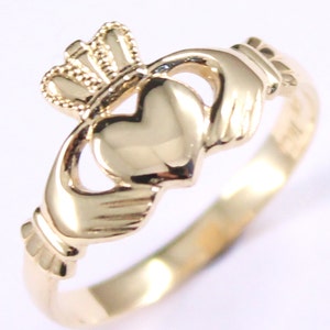 Ein Claddagh Ring. Handgefertigt in Irland. Verlobungsring. Ehering. Irischer Ring. In Silber oder Gold oder Platin erhältlich.