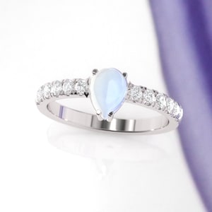 Bague de fiançailles. Bague de fiançailles en pierre de lune. Bague pierre de lune et diamants. Disponible en or 14K, 18K, jaune, blanc ou rose. Aussi Platine.