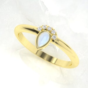 Bague de fiançailles en pierre de lune. Bague pierre de lune et diamant, disponible en or 14K, 18K, rose, jaune et blanc. Aussi en Platine.