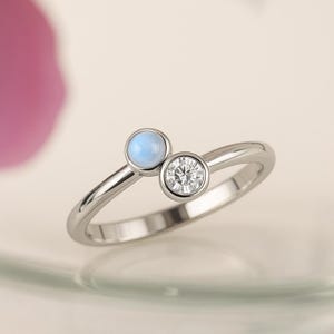 Bague diamant et pierre de lune. Bague de fiançailles en pierre de lune. Bague en diamant. Disponible en or rose 14 carats, blanc ou jaune. Également en platine.