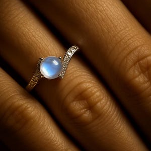 Bague de fiançailles en pierre de lune. Bague diamant et pierre de lune. Disponible en or 14 carats, 18 carats, jaune, blanc et rose. Également en platine.