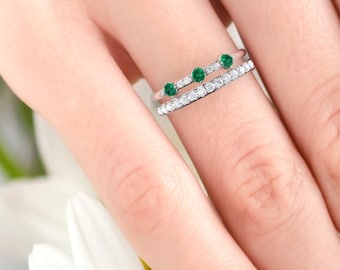 Wedding ring. Emerald and Diamond ring. Eternity ring. Emerald ring available in 14K/18K white, yellow or rose gold. Also platinum.