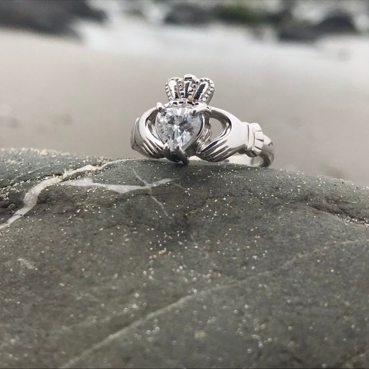 Piccolo anello Claddagh in argento sterling - Anello celtico per il pollice (4 mm) - Italia