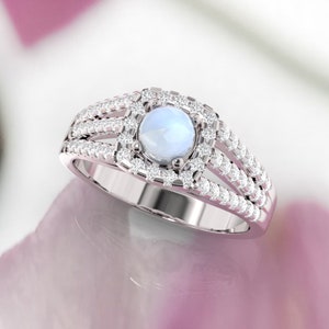 Anneau de pierre de lune. Bague de fiançailles. Bague diamant et pierre de lune. Disponible en or 14K, 18K jaune, blanc et rose également en platine.