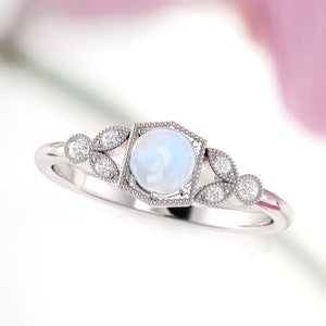 Anneau de pierre de lune. Bague pierre de lune et diamants. Bague de fiançailles en pierre de lune avec de fins détails de grain de moulin. 14K, 18K ou platine.