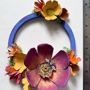 Corona decorativa reciclada
