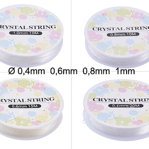 Peut inclure: Quatre bobines de fil de cristal transparent pour la cr&eacute;ation de bijoux. Chaque bobine est &eacute;tiquet&eacute;e avec le diam&egrave;tre et la longueur du fil. Les diam&egrave;tres sont de 0,4 mm, 0,6 mm, 0,8 mm et 1,0 mm. Les bobines sont d&eacute;cor&eacute;es d'un motif floral et du texte "CRYSTAL STRING".