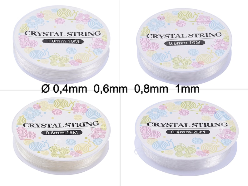 Peut inclure: Quatre bobines de fil de cristal transparent pour la cr&eacute;ation de bijoux. Chaque bobine est &eacute;tiquet&eacute;e avec le diam&egrave;tre et la longueur du fil. Les diam&egrave;tres sont de 0,4 mm, 0,6 mm, 0,8 mm et 1,0 mm. Les bobines sont d&eacute;cor&eacute;es d'un motif floral et du texte "CRYSTAL STRING".
