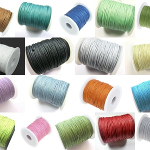 Könnte beinhalten: Sortiment von Spulen mit gewachstem Baumwollgarn in verschiedenen Farben, darunter Braun, Türkis, Blau, Grün, Weiß, Schwarz, Lavendel, Hellblau, Orange, Türkis, Limettengrün, Rosa, Dunkelgrün, Rot und Grau.