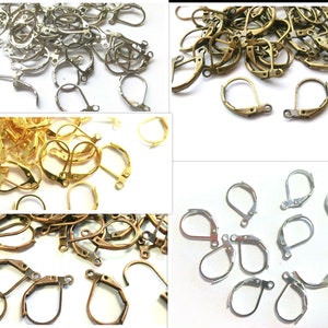 Könnte beinhalten: Sortiment an Ohrring-Verschlüssen in Silber, Gold und Bronze. Die Verschlüsse haben die Form eines Tropfens mit einem Hakenverschluss.