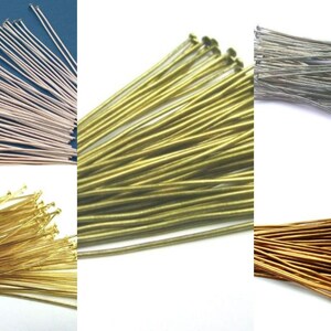 Könnte beinhalten: Sortiment von Stiften mit Kopf in vier Farben: Silber, Gold, Messing und Kupfer. Die Stifte sind in vier separaten Stapeln angeordnet, jede Farbe in einem eigenen Stapel.