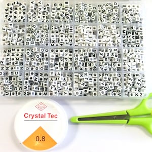 960 Buchstaben sortiert A-Z Mix Alphabet weiß Würfel 6mm Acryl Spacer Buchstabenperlen Perlen Box Schere Nylonband Bastelset