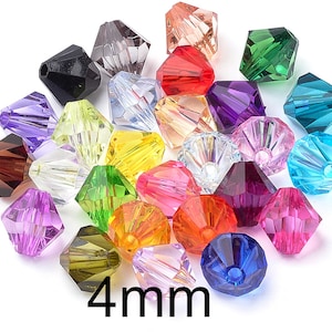 Könnte beinhalten: Sortiment von 4 mm facettierten Glasperlen in verschiedenen Farben, darunter klar, rosa, lila, blau, grün, gelb, orange, rot, braun und schwarz. Die Perlen haben die Form einer Pyramide mit einer spitzen Spitze und einer flachen Basis.