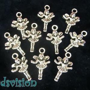 Op de afbeelding: Tien zilverkleurige metalen bedels in de vorm van feeën met uitgespreide vleugels. Elke bedel heeft een lus aan de bovenkant om te bevestigen aan een ketting, armband of andere sieraden.