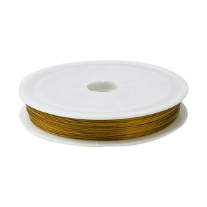 Könnte beinhalten: Eine Spule mit goldfarbenem Draht auf einer weißen Kunststoffspule.