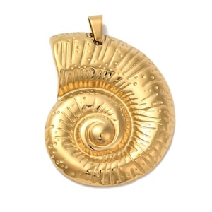 Könnte beinhalten: Ein goldfarbener Anhänger in Form einer Nautilusmuschel. Der Anhänger hat eine strukturierte Oberfläche mit detaillierten Rippen und eine Schlaufe für eine Kette. Das Spiraldesign ist prominent, und die Gesamtästhetik ist elegant und detailliert.