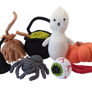 Könnte beinhalten: Ein Set gestrickter Halloween-Dekorationen, bestehend aus einem Geist, einem Kürbis, einem Kessel, einer Spinne, einem Hexenhut und einem Glitzera Auge.