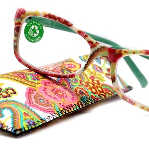 Puede incluir: Gafas de lectura con estampado floral, patillas verdes y estuche con estampado paisley. Las gafas tienen una magnificación de +2,00.