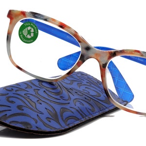 Puede incluir: Un par de gafas de lectura de carey con patillas azules y una funda con estampado azul y negro. Las gafas tienen una graduación de +1,75 y un puente de 22 mm. Las gafas son reciclables.