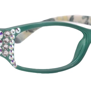 Op de afbeelding: Groene bril met bloemenprint, heldere glazen en strass aan de zijkant.