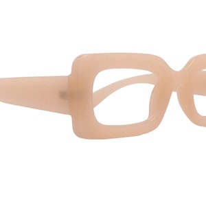 Puede incluir: Un par de gafas cuadradas de color rosa claro con un marco grueso.