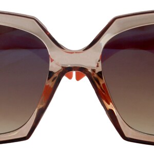 Puede incluir: Un par de gafas de sol cuadradas de gran tama&ntilde;o con montura marr&oacute;n claro y lentes marrones degradados.