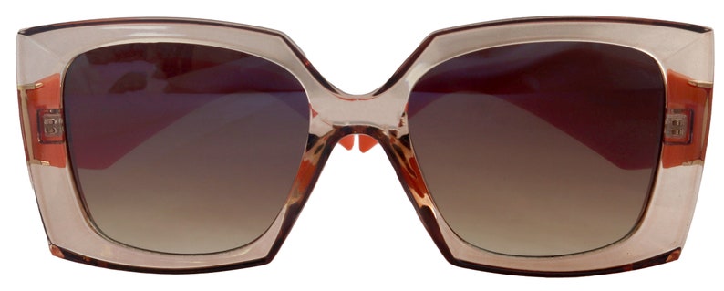 Puede incluir: Un par de gafas de sol cuadradas de gran tama&ntilde;o con montura marr&oacute;n claro y lentes marrones degradados.