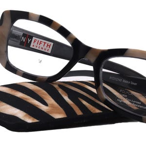 Op de afbeelding: Leesbril in schildpadpatroon met een zebraprint etui. De bril heeft een zwart montuur met een "NY Fifth Avenue" logo aan de zijkant. Het etui is gemaakt van zachte, zwarte stof met een zebraprint.