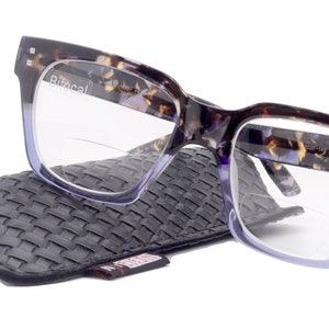 Könnte beinhalten: Eine Brille mit Bifokalgläsern in Schildpatt-Optik mit einem violetten Farbton auf der unteren Hälfte der Gläser. Die Brille hat eine +4,00-Vergrößerung und wird mit einem schwarzen gewebten Etui geliefert.