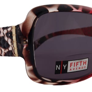 Könnte beinhalten: Rote und schwarze gemusterte Sonnenbrille mit grauen Gläsern. Die Sonnenbrille trägt den Schriftzug "NY FIFTH AVENUE" auf dem rechten Glas.