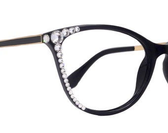 Könnte beinhalten: Schwarze Cat-Eye-Brille mit Strasssteinen am Rahmen.