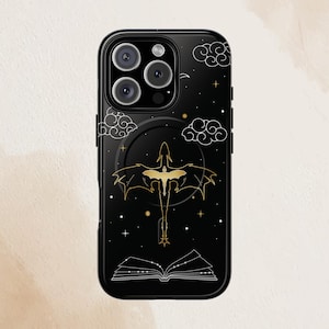 Könnte beinhalten: Schwarze Handyhülle mit einem goldenen Drachen-Design und einer Buchillustration. Der Hintergrund ist dunkelblau mit weißen Sternen und Wolken.