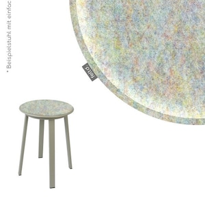 Könnte beinhalten: Ein runder, mehrfarbiger Stuhlpolster mit weißem Rand. Das Polster ist aus Filz und hat ein gesprenkeltes Muster. Das Polster liegt auf einem weißen Hintergrund. Der Text "feltd." ist auf das Polster gedruckt.