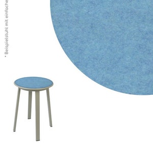 Könnte beinhalten: Ein hellblaues rundes Stuhlkissen und ein passender Hocker mit hellgrauem Metallgestell. Das Kissen und der Hocker werden vor einem weißen Hintergrund gezeigt. Der Text "Chair example with simple pad" ist im Bild enthalten.