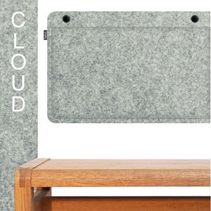 K&ouml;nnte beinhalten: Ein grauer Filz-Organizer mit zwei schwarzen &Ouml;sen und einem gen&auml;hten Rand. Das Wort "CLOUD" ist vertikal auf einem grauen Filzstreifen aufgedruckt. Der Organizer wird &uuml;ber einem Holztisch pr&auml;sentiert.