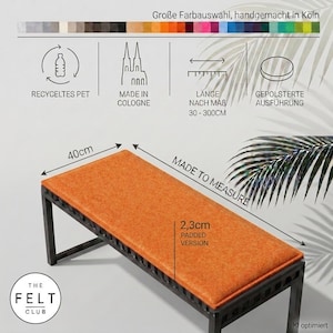 Könnte beinhalten: Eine rechteckige Bank mit texturierter, orangefarbener Polsterauflage und schwarzem Gestell. Die Bank hat eine Breite von 40cm, eine Polsterdicke von 2,3cm und eine maßgefertigte Länge von 30 bis 300cm. Hergestellt in Köln aus recyceltem PET.
