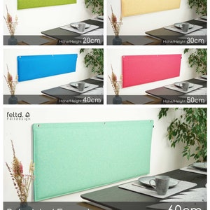 K&ouml;nnte beinhalten: Darstellung rechteckiger Filzplatten in verschiedenen Farben, darunter Gr&uuml;n, Gelb, Blau und Rosa, an einer wei&szlig;en Wand befestigt. Jede Platte hat eine unterschiedliche H&ouml;he, von 20 cm bis 60 cm. Der Text "Beispiele / Examples" und "H&ouml;he/Height" ist sichtbar.