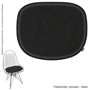Könnte beinhalten: Schwarzes Sitzkissen mit abgerundeter Form und einem Bezug aus schwarzem Filzstoff. Das Kissen ist auf einem schwarzen Metallstuhl abgebildet.
