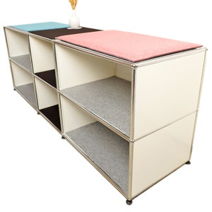 Könnte beinhalten: Ein Set aus drei Keramikbechern mit gesprenkelter, matter Oberfläche. Die Becher sind in Creme-, Hellgrau- und Dunkelgrautönen gehalten. Jeder Becher hat ein schlichtes, minimalistisches Design.