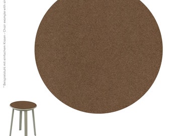 Puede incluir: Un cojín de silla redondo de color marrón claro y una pequeña mesa auxiliar con una tapa marrón claro a juego y patas plateadas se muestran sobre un fondo blanco. El texto de la imagen dice: "Chair example with simple pad" y "Color: tan".