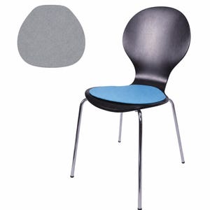 Könnte beinhalten: Ein schwarzer Stuhl mit blauem Sitzkissen und Chrombeinen. Ein separates graues Sitzkissen ist ebenfalls abgebildet. Der Stuhl hat eine abgerundete Rückenlehne und ein geschwungenes Sitzdesign. Die Beine sind dünn und abgewinkelt.