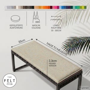 Gepolsterte Filz Bankauflage nach Maß aus recyceltem PET-Filz (rPET) in rainbow auf einer dunklen Sitzbank. Die 2,3 cm dicke Polsterung mit Schaumstoffkern bietet hohen Sitzkomfort und schützt die Bankoberfläche. Individuell maßgefertigte Sitzauflage für Holzbänke, Esszimmerbänke und Küchenbänke, erhältlich in Längen von 30 bis 300 cm und großer Farbauswahl. Vegan, strapazierfähig, pflegeleicht und langlebig. Hochwertige Filzauflage, handgefertigt in Köln.