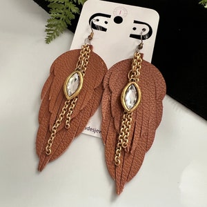 Boucles d&#39;oreilles plumes en cuir faites main : style western superposé