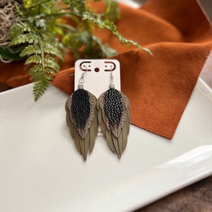 Boucles d&#39;oreilles superposées en cuir et plumes : style occidental fait main
