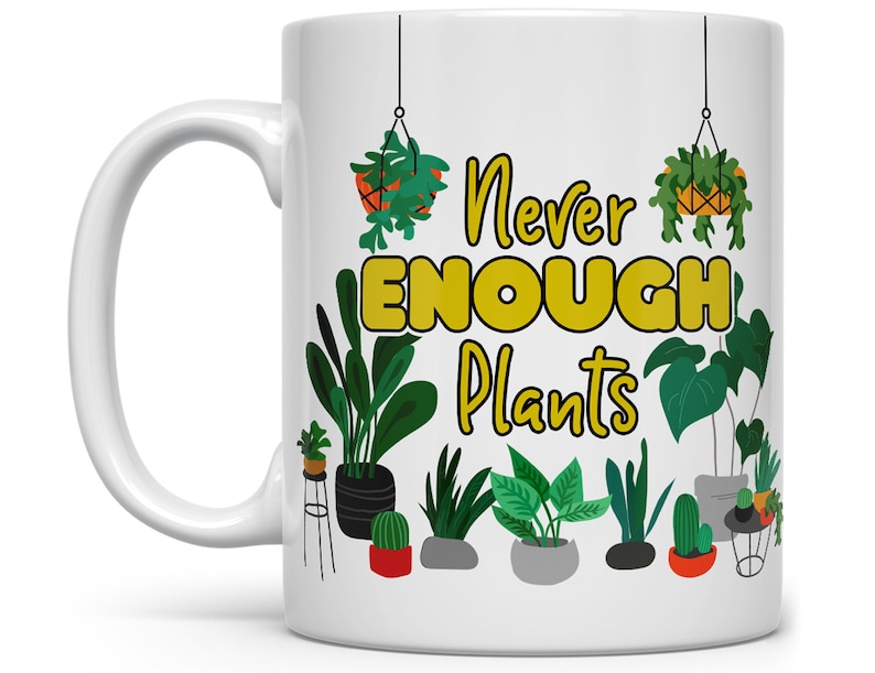 Puede incluir: Taza de cer&aacute;mica blanca con un dise&ntilde;o de plantas verdes, amarillas y naranjas y el texto "Never Enough Plants".